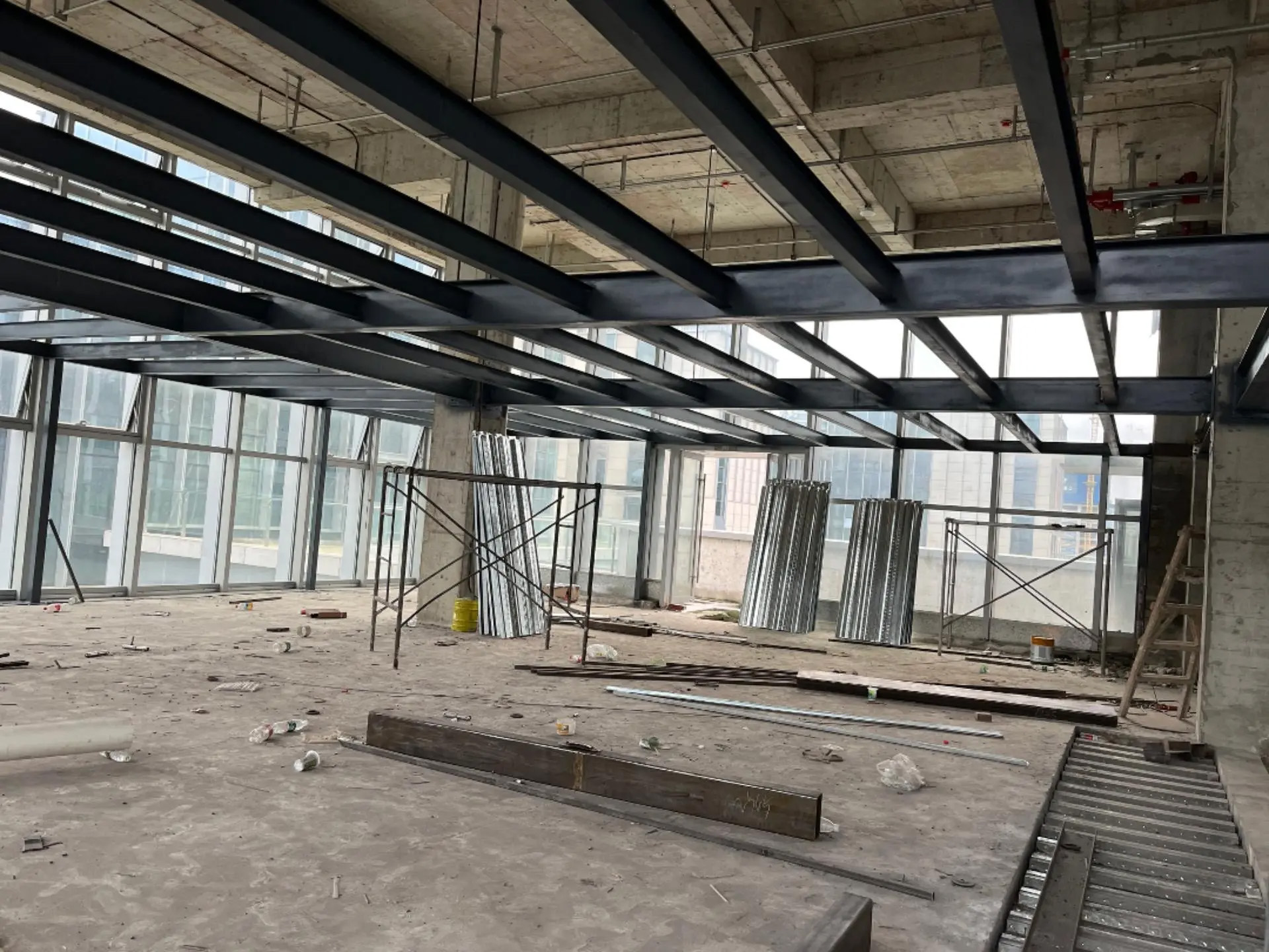 工業廠房辦公區裝修現場圖片